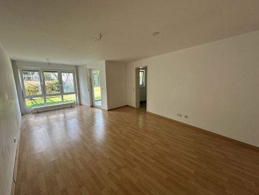 Wohn- Essbereich mit Zugang zur Terrasse/Garten