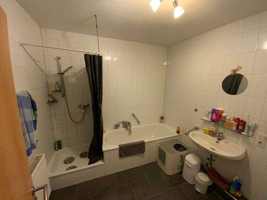 Badezimmer mit Wanne und Dusche