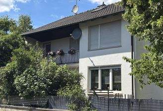 Ansicht Südseite mit Terrasse und Balkon