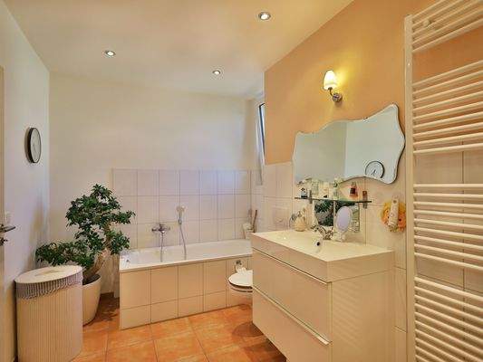 Geräumiges Bad mit Badewanne, Dusche und Waschmaschinenanschluss