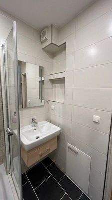 Waschbecken und Ablagefläche