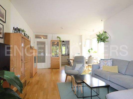 Wohnbereich mit Blick zur Küche.jpg