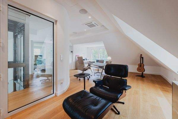 Office-Bereich im Dachgeschoss