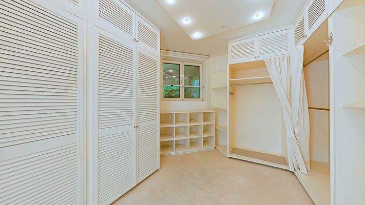 Ankleideraum vom Schlafzimmer