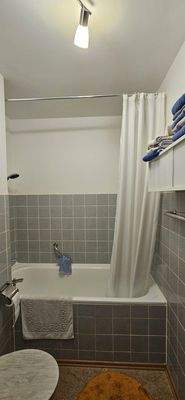 Badezimmer mit Badewanne 