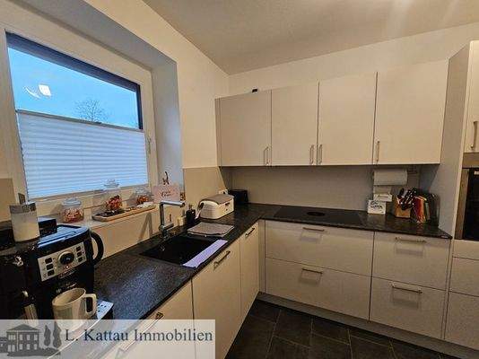 Küche mit einer modernen Einbauküche