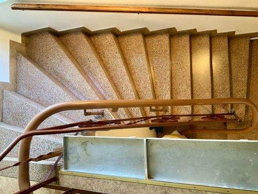 Treppenhaus mit Lift