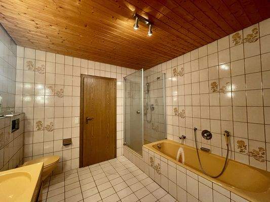 Bad mit Wanne und Dusche