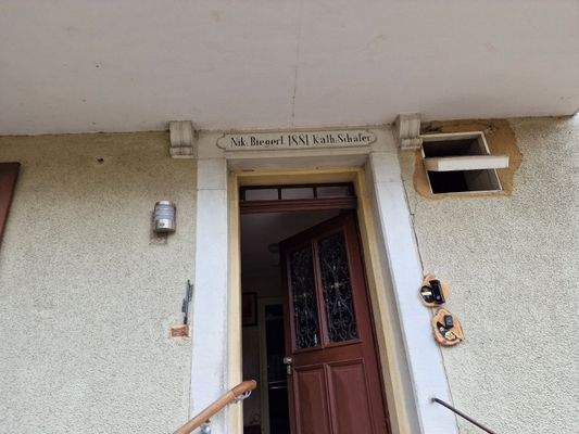 Hauseingang mit Jahreszahl 1881