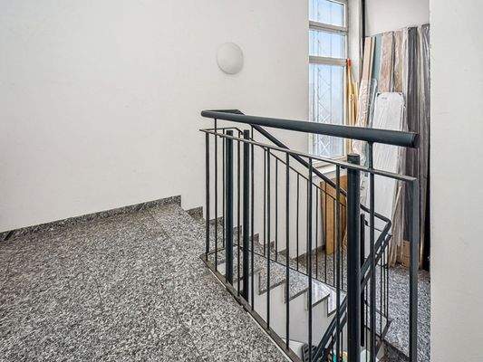 Fahrstuhl und Treppenaufgang_2