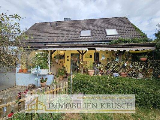 Eingangsbereich mit überd. Terrasse EG