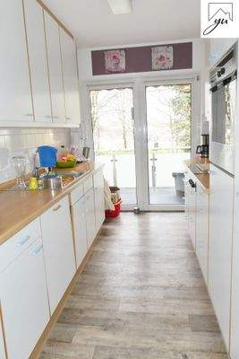 Küche mit Einbauküche Bild II