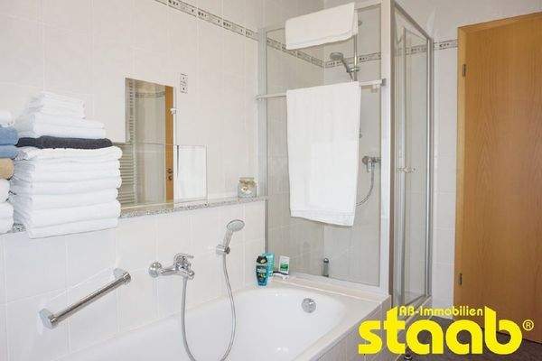 ... mit Wanne und Dusche