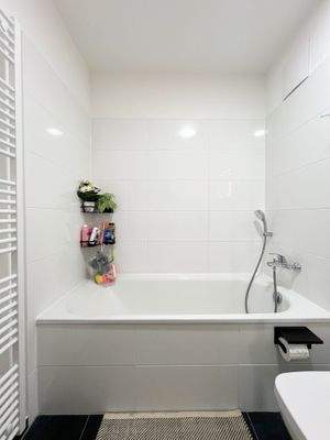 Wannenbad mit Handtuchheizkörper