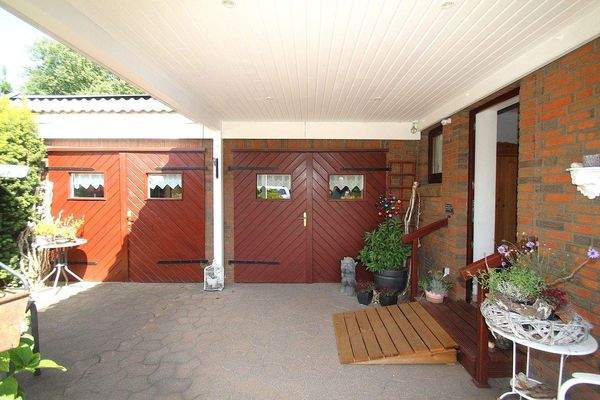 Die Garage und der Zugang zu den Abstellräumen