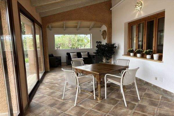 Gemütlicher Wintergarten mit Blick zum Pool