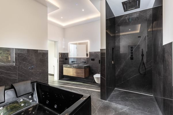 Masterbad mit Wellnessbadewanne