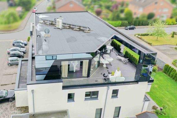 3 Außenansicht mit Dachterrasse