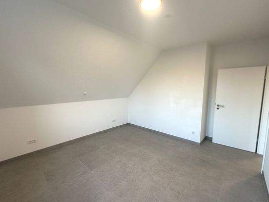 Leeres Zimmer mit Dachschräge