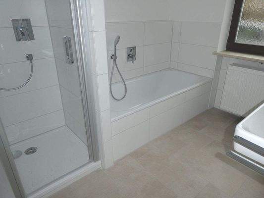 Bad mit Wanne, Dusche und WC