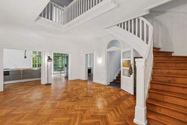 Empfangsbereich mit Treppenaufgang