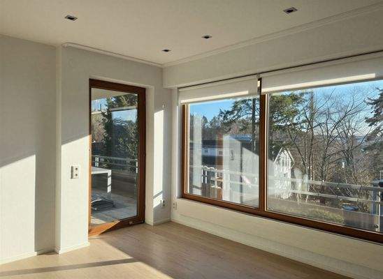 Wohnzimmer mit Balkonaustritt