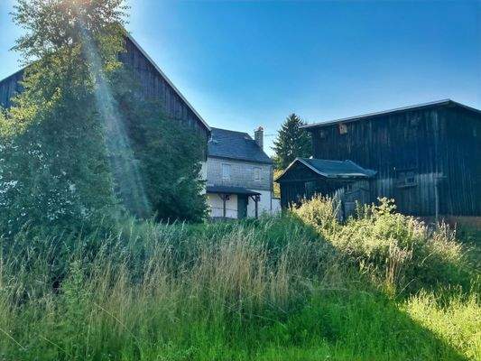 Blick von der Obstwiese zum Vierseitenhof