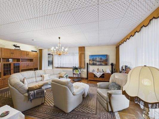 Wohnbereich mit Zugang zur Terrasse und zum Wintergarten