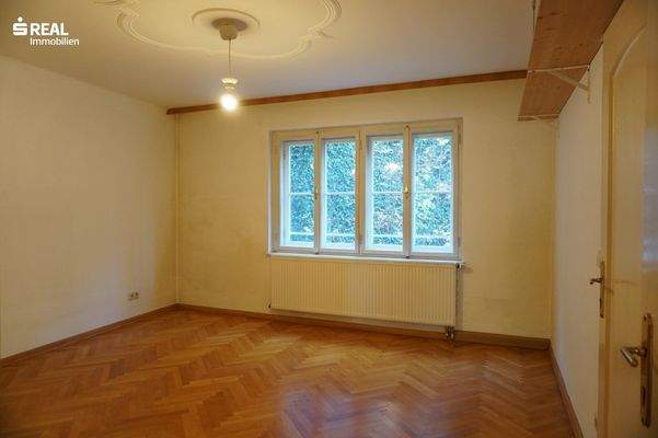 Zimmer mit Schiffboden und Doppelfenster