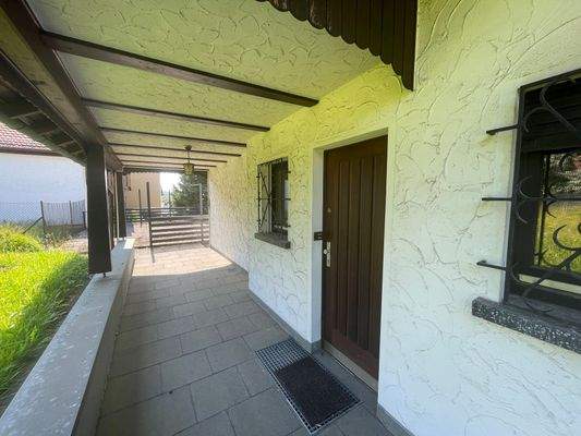 Haus-Buseck-Separater Eingang.JPG