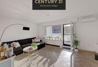 großzügiges Wohn- und Esszimmer mit Zugang zum Balkon