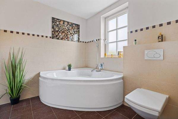 Bad OG mit Wanne und Dusche