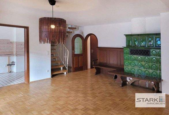 Essbereich mit Kachelofen.jpg