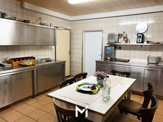 Küche mit Esstisch für das Personal