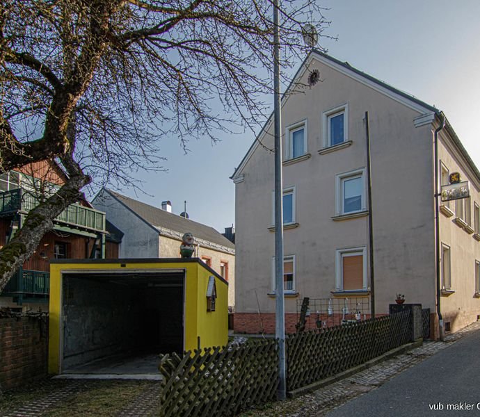 Zweifamilienhaus in Helmbrechts - zentral, aber ruhig gelegen