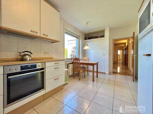 Küche mit Blick in Wohnungsflur