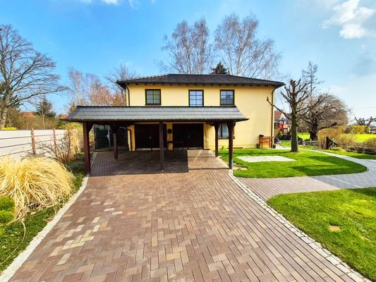 Nebenhaus mit Garage und Carport