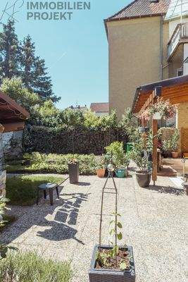 Garten mit zwei Terrassen