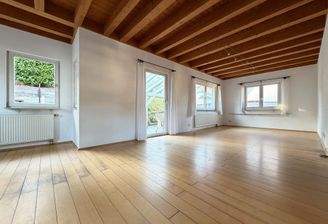 OG Wohn- und Essbereich: mit Holzboden und Balkendecke fürs Wohlgefühl