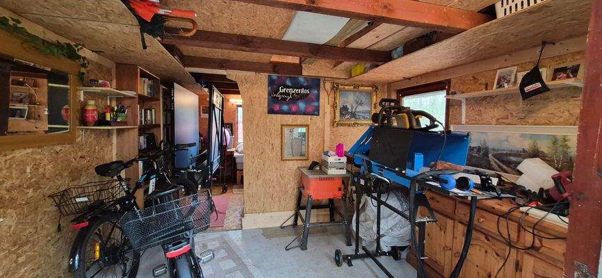 Nebengebäude, Abstellraum, dahinter wohnraumähnlicher Raum 