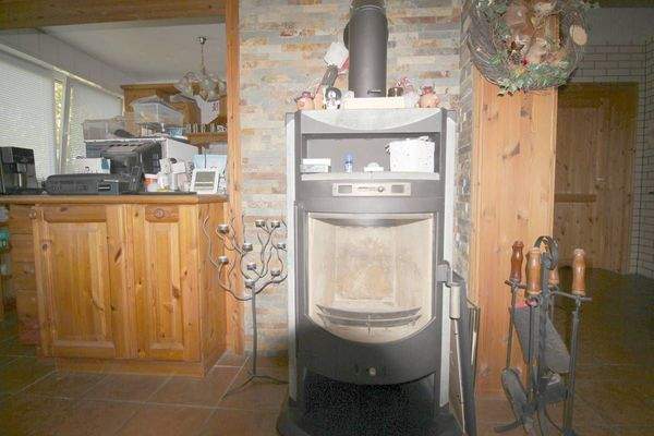 Wohnzimmerkamin erzeugt wohlige Wärme