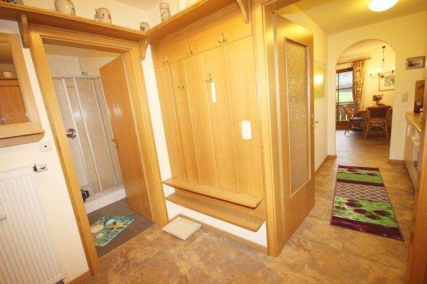 Freundlicher Eingangsbereich mit praktischer Aufteilung