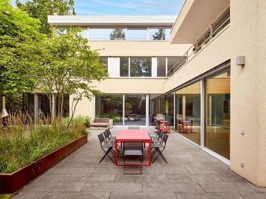 Das Leben in den Sommermonaten kann in dieser Immobilie spielend nach draußen verlegt werden