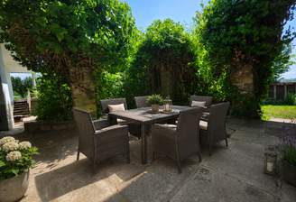 Terrasse (Möblierung KI generiert)
