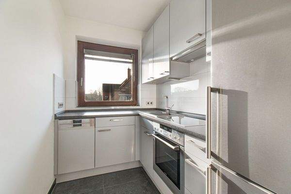 Einbauküche mit hochwertigen Geräten und praktischer Wandbefliesung