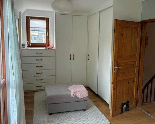 und Ankleideschränken