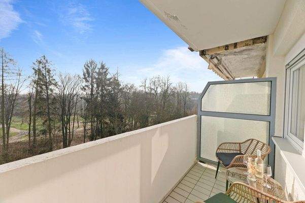 Balkon mit Blick auf den Park