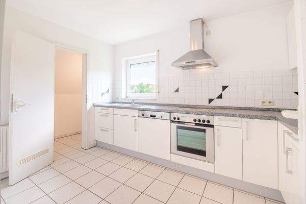 Küche mit Abstellkammer