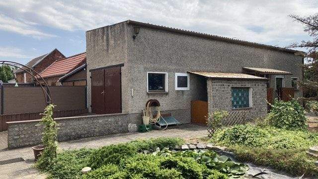 Nebengebäude mit Garage