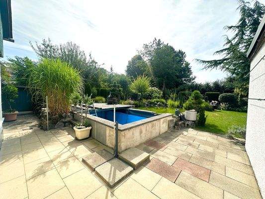 Weg zum Teich / Pool